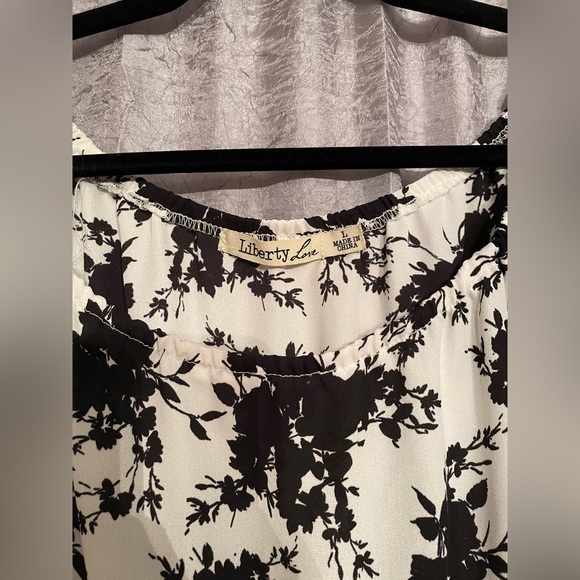 EUC Liberty Love Black/white floral print replum flowy bell sleeve blouse - Picture 3 of 5